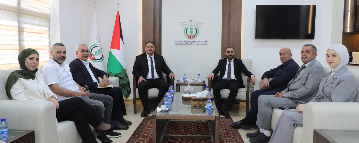 المدير التنفيذي للاتحاد الفلسطيني للهيئات المحلية يعقد اجتماعًا مع بلدية الظاهرية