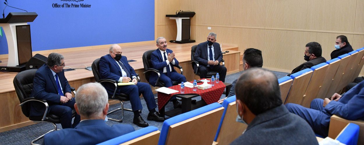 اشتية يبحث مع اتحاد الهيئات المحلية آلية معالجة الديون والمستحقات