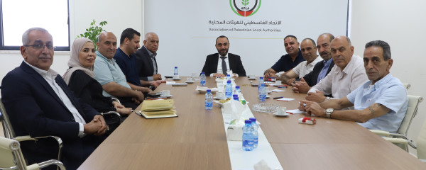 المدير التنفيذي للاتحاد الفلسطيني للهيئات المحلية يعقد اجتماعًا مع رؤساء مجالس الخدمات المشتركة في محافظة القدس