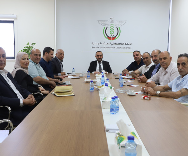 المدير التنفيذي للاتحاد الفلسطيني للهيئات المحلية يعقد اجتماعًا مع رؤساء مجالس الخدمات المشتركة في محافظة القدس